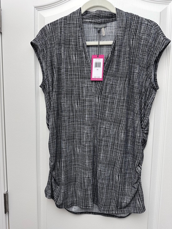 Vince Camuto Tops - Vince Camuto Black & White V-Neck Ruched Side Cap-Sleeve Tunic